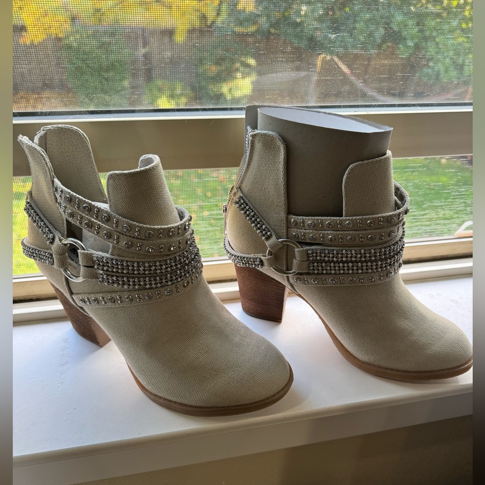 New Not Rated Elly Cream Booties Size 8.5